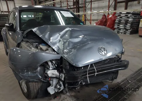 2014 Volkswagen Beetle 1.8T Entry z USA, uszkodzony, nr VIN 3VWF17AT7EM640801